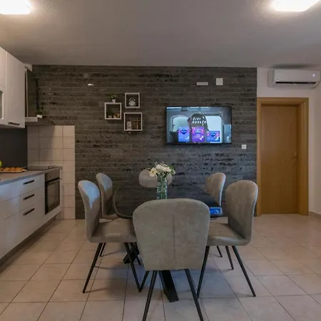 Haus In Mit Aussenpool *